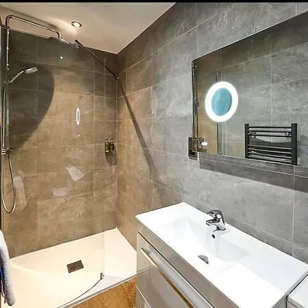 Valley Mount House & *